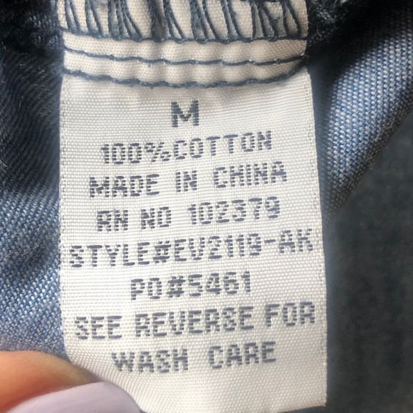 Denim Women's Sleeveless V Neck Button Down Blouse. Size M - Picture 9 of 12